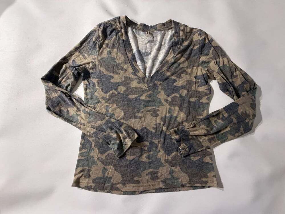 Tresics Camo V-Neck Long Sleeve Shirt Womens Medium M Camouflage Top